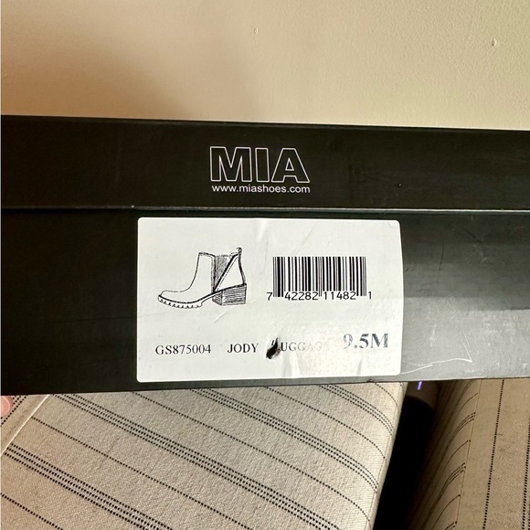 MIA Jody Lug Sole Heeled Chelsea Boot - Picture 7 of 7